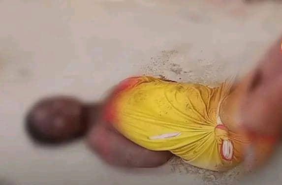 ER: *Woman Runs Nɛked After Visiting Public Tɔilɛt at Nkawkaw*